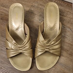 Greenwich Village Slip On Sandals Size 8 Soft Gold